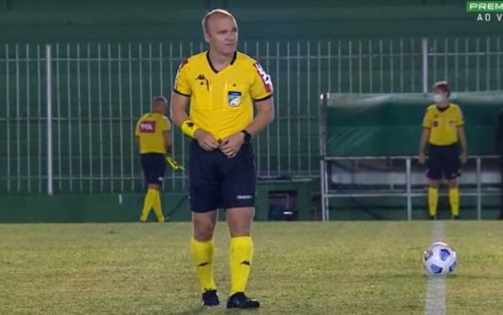 Árbitro faz xixi no campo em partida da Copa do Brasil; assista