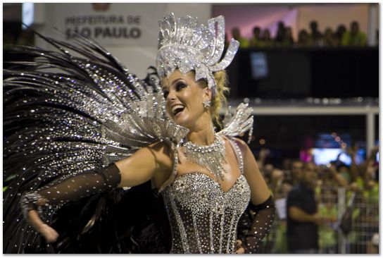 Dia Internacional da Mulher: Vai-Vai levou a força feminina para o Anhembi no Carnaval 2012