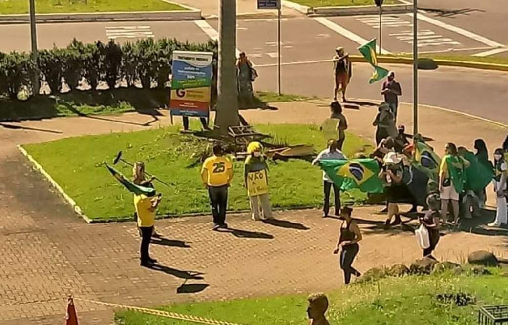 Bolsonaristas batem continência para caixa gigante de cloroquina; assista