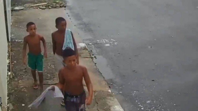 Câmera registra imagens dos meninos desaparecidos em Belford Roxo