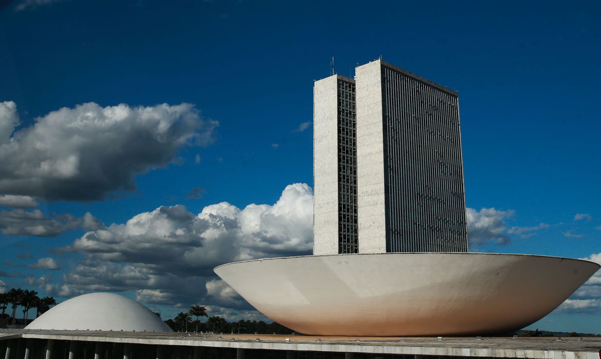 CCJ da Câmara aprova PEC que parcela o pagamento de precatório