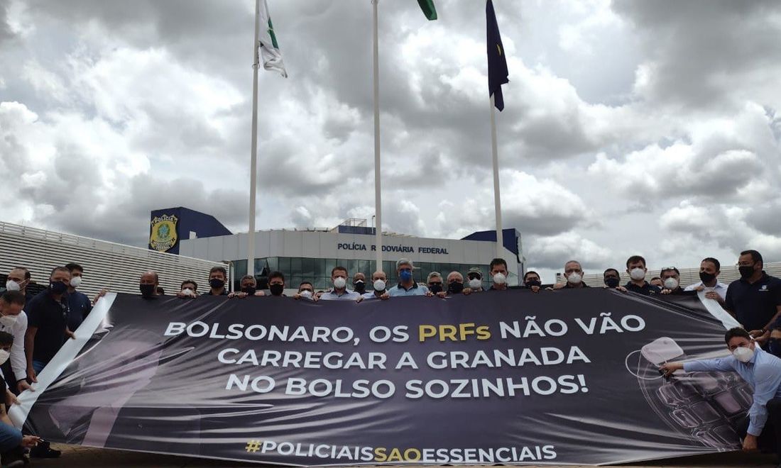 Policiais se sentem ‘traídos’ e convocam carreatas e manifestações contra Bolsonaro