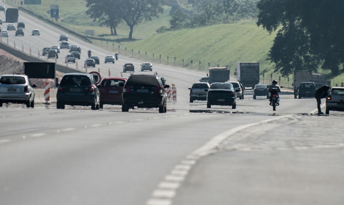 Governo de SP suspende ‘Operação Descida’ para desestimular viagens ao litoral