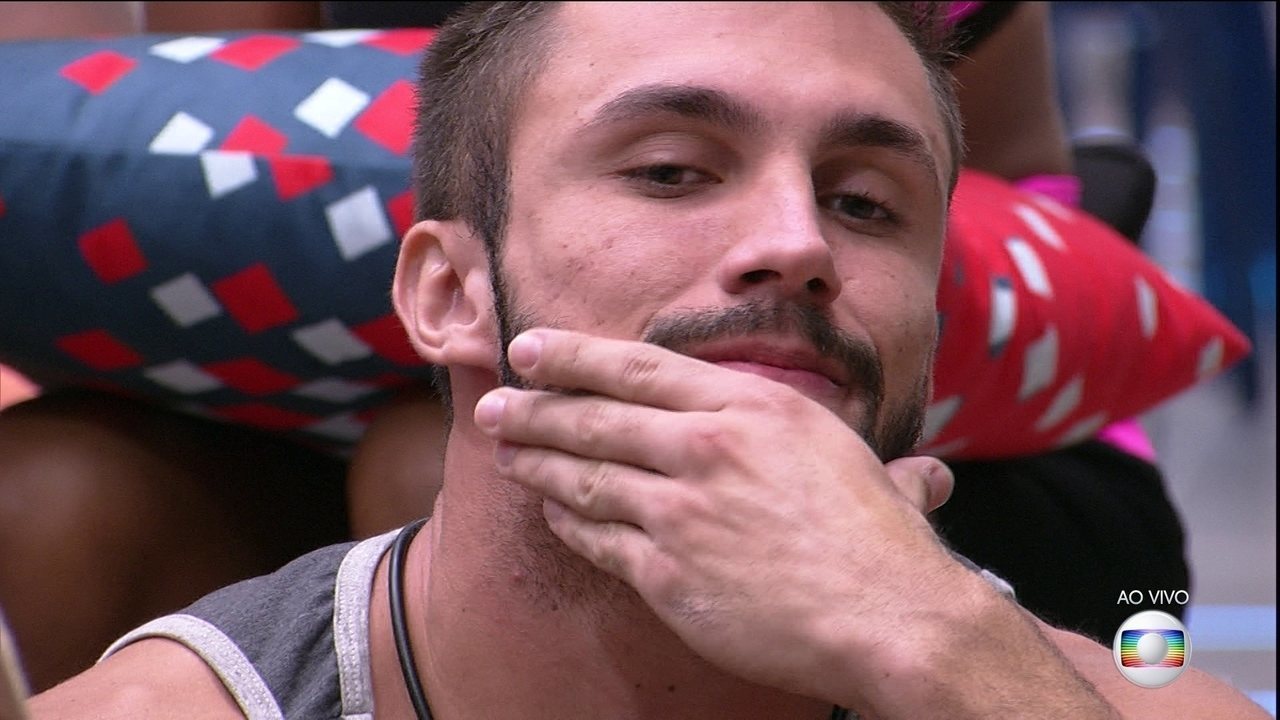 Ex-BBB Arthur faz desabafo ao revelar ameaças de morte: ‘Desanimado’