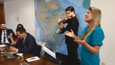 Vídeo: Bolsonaro se reúne com pastores evangélicos ao som de violino