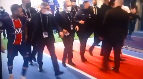 Vídeo: Neymar parte para agressão após expulsão em jogo do PSG