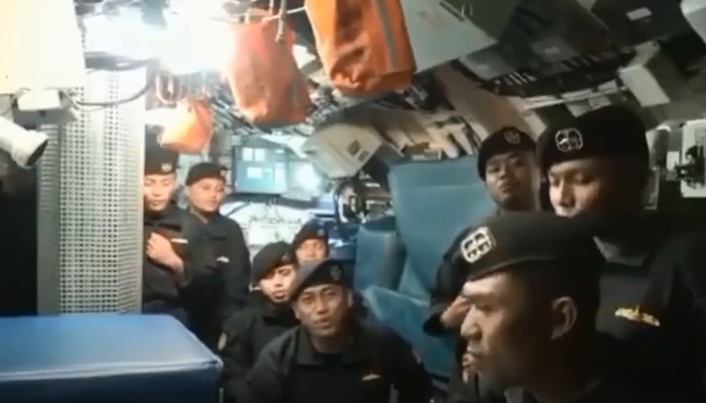 Tripulantes de submarino que afundou na Indonésia gravaram vídeo de despedida; assista