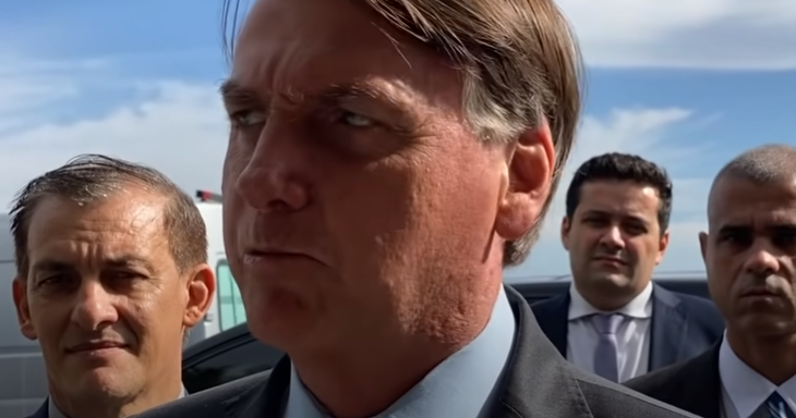 Vídeo: apoiador chora ao ver Bolsonaro e pede o fim do comunismo no Brasil