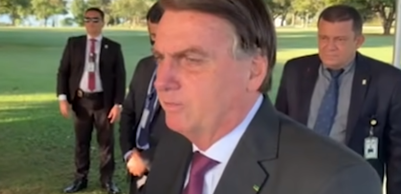 Bolsonaro diz que Bonner parece ter ganho na Mega quando anuncia número de mortos por Covid