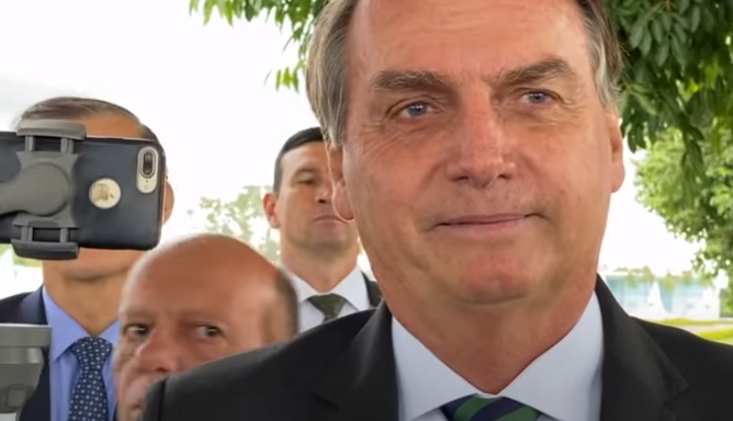 Bolsonaro diz que não lê jornais e revistas para não sujar as mãos e ataca eleitores de Lula