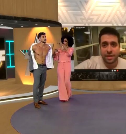 Apresentador do ‘TV Fama’, Júlio Rocha tira roupa ao vivo durante o programa; assista