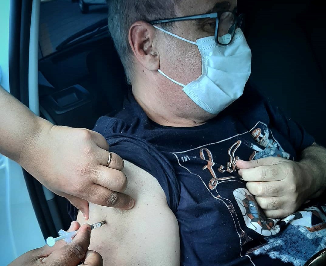 Carnavalesco da Terceiro Milênio é vacinado contra a Covid-19