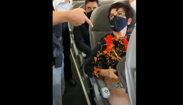 Deputada Alê Silva é retirada de avião por polêmica com bagagem; assista