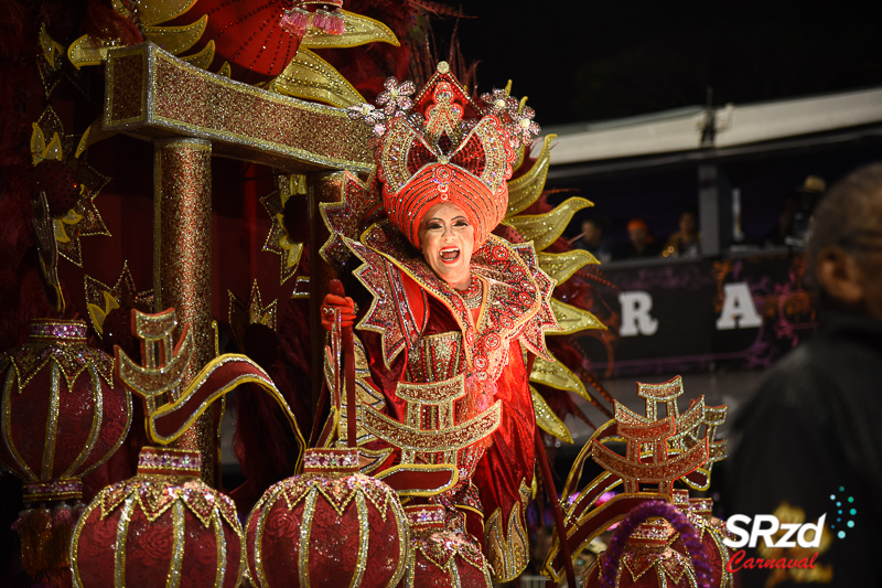Um luxo! Fantasias dos destaques do Carnaval SP são expostas no Anhembi