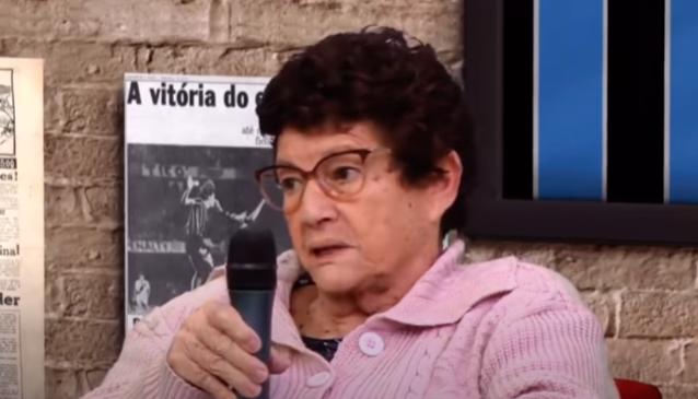 Mãe do craque Neto ‘causa’ no programa do filho; assista