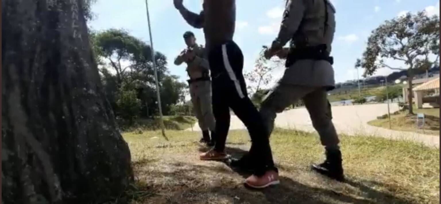 Vídeo: policial aponta arma e manda algemar youtuber negro que andava de bicicleta em parque