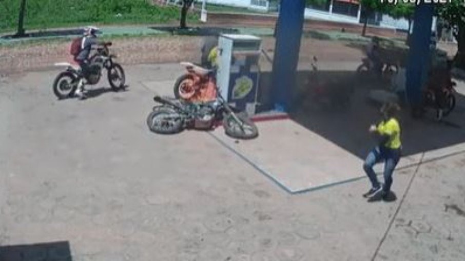 Vídeo: motocicleta pega fogo enquanto é abastecida em posto de gasolina