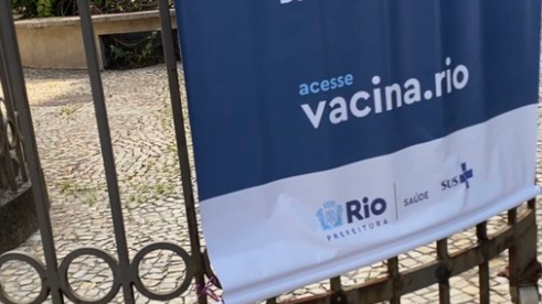 Carlos Bolsonaro fiscaliza vacinação e reclama falta de menção ao governo Federal; cartaz tem marca do SUS