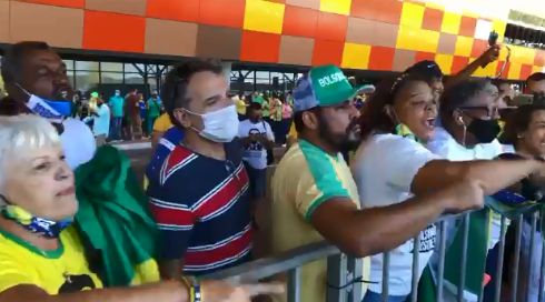 ES: eleitores bolsonaristas atacam mulher na frente do aeroporto; assista