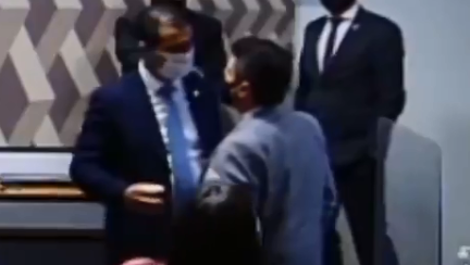 Vídeo: Deputado Luis Miranda e senador Marcos do Val quase se agridem em intervalo da CPI