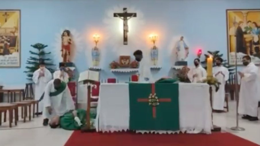 Vídeo: padre passa mal e desmaia durante missa transmitida ao vivo