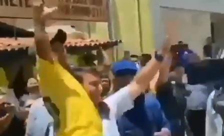 ‘Arminha’ ou L de Lula? Bolsonaro segura anão no colo e vídeo divide a web; assista