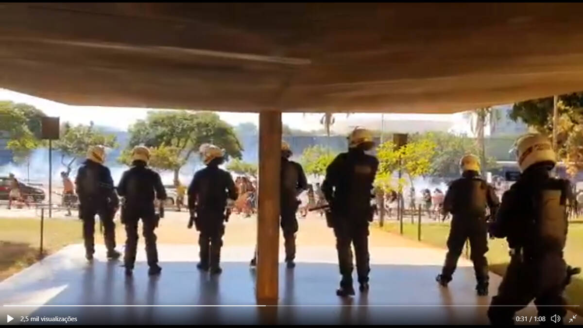 Vídeo: policiais disparam bombas de gás contra indígenas em Brasília