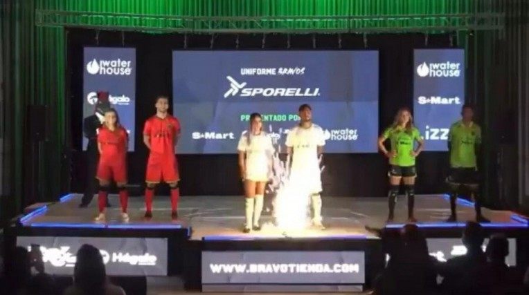 Vídeo: apresentação de novo uniforme de time de futebol quase acaba em tragédia