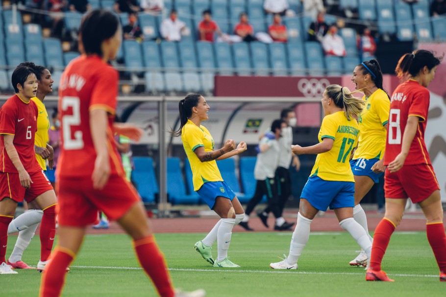 Seleção feminina goleia China na estreia do Brasil na Olímpiada de Tóquio