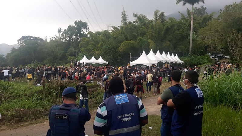 Festa irregular com cerca de cinco mil pessoas é interrompida em Jacarepaguá