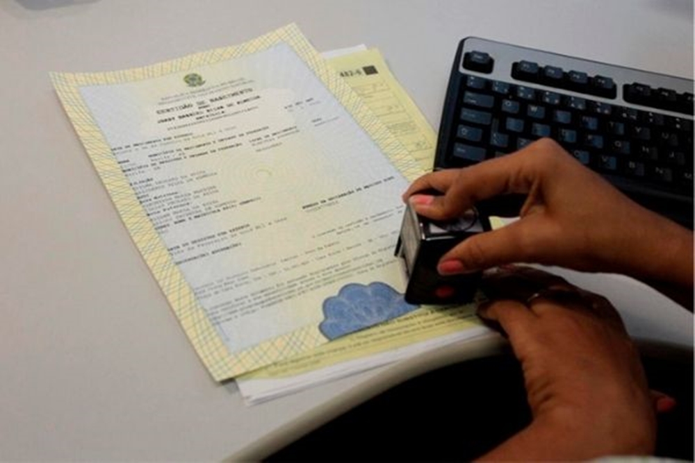 Cartórios registram primeiro semestre com mais óbitos e menos nascimentos da história no Rio