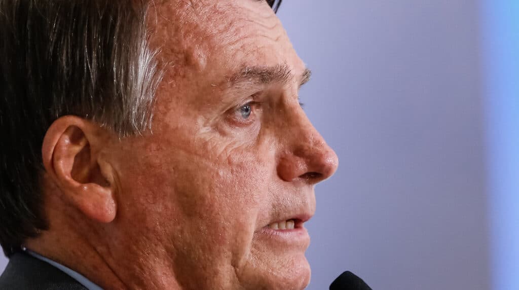 Michelle publica foto de Bolsonaro caminhando em corredor de hospital