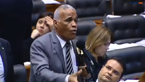 Deputado se oferece para conversar com Bolsonaro: ‘Só um doido pra falar com outro doido’; assista