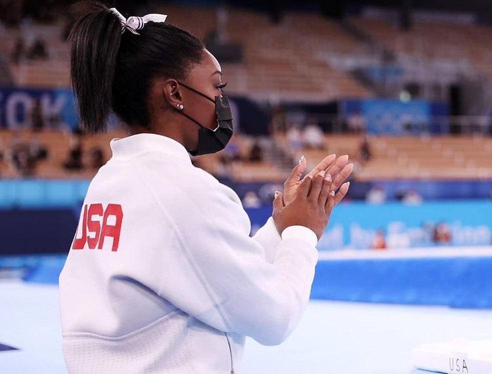 Fora da disputa, Simone Biles vibra com medalha de Rebeca Andrade