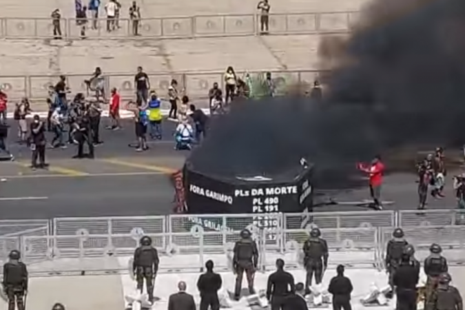 Bolsonaro critica ato de indígenas: ‘Esse tipo de gente quer voltar ao poder’