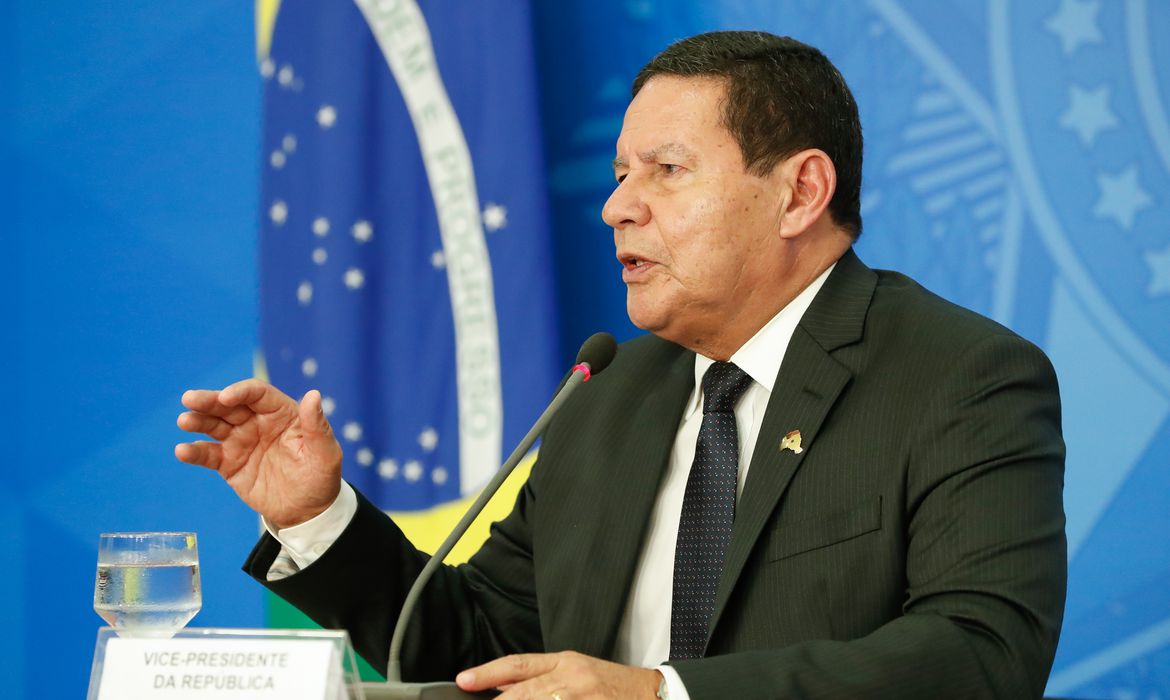 Mourão revê posição sobre visita de Bolsonaro à Rússia após aumento da tensão global