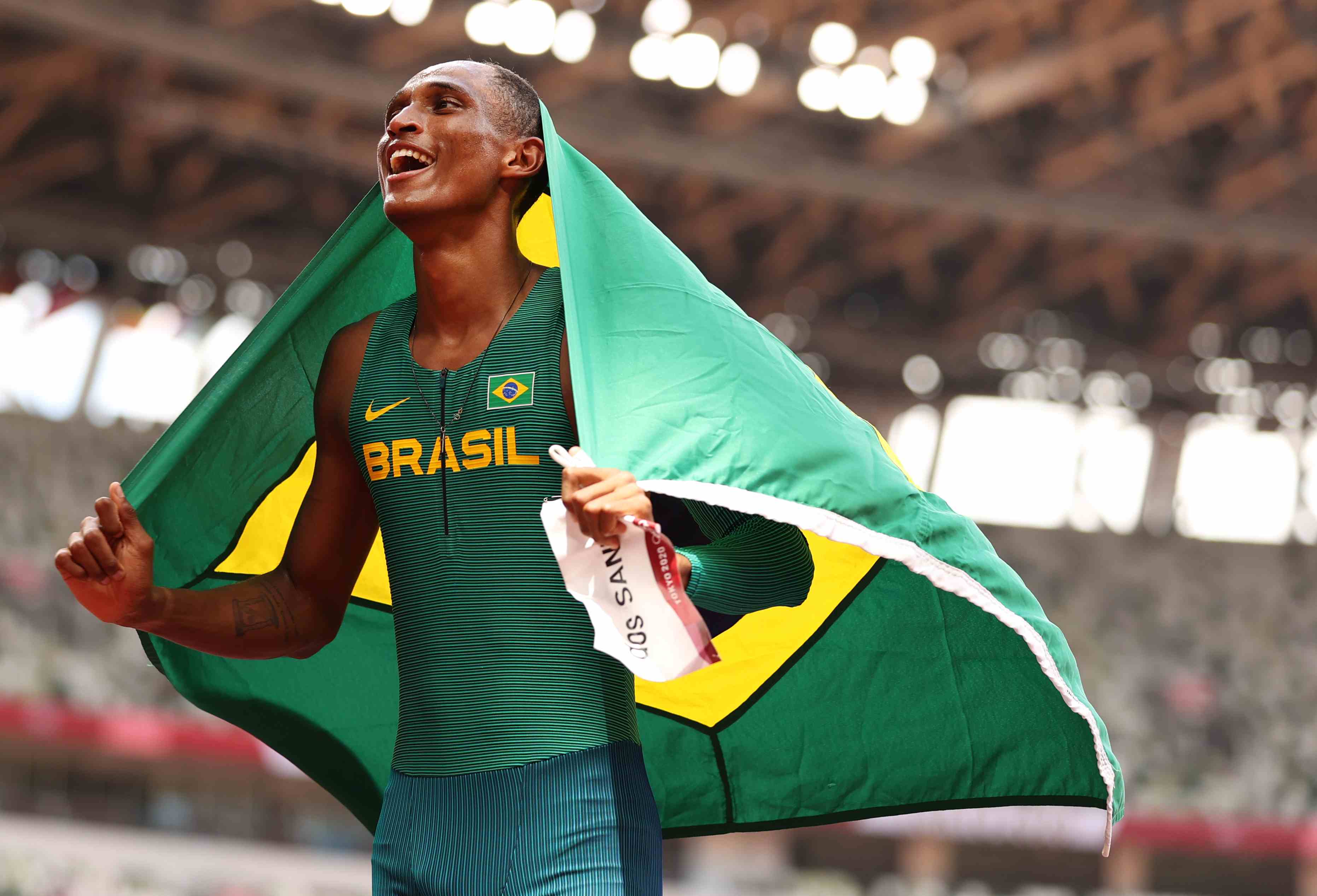 Alison dos Santos conquista o bronze em 100m com barreiras mais rápido da história