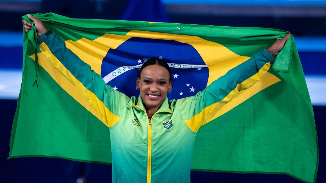 Veja a reação dos passageiros quando comandante anuncia Rebeca Andrade a bordo