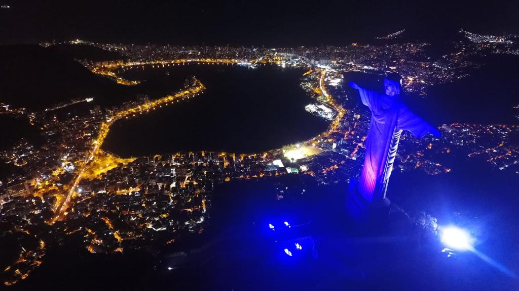 Cidade do Rio se ilumina de roxo contra o feminicídio