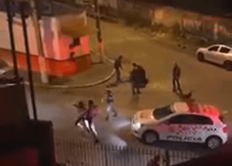 Vídeo mostra pancadaria entre policiais e civis durante abordagem em São Paulo