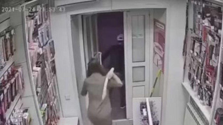 Vídeo: vendedora usa pênis de borracha para expulsar ladrão de sex shop