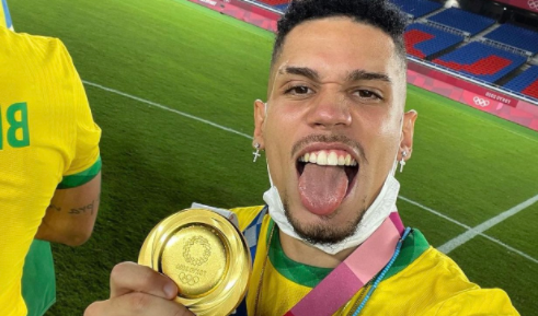 Paulinho celebra ouro: ‘Sempre foi Exu’