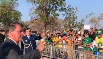 Vídeo: Bolsonaro diz que conversará com caminhoneiros para 'tomar uma decisão'