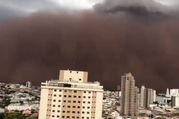 Registro mostra gigantesca nuvem de poeira no céu da cidade de Franca, em São Paulo