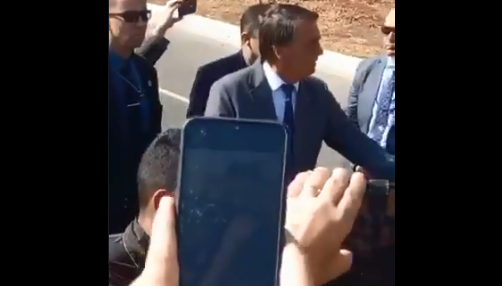 Bolsonaro pede recuo de caminhoneiros; assista