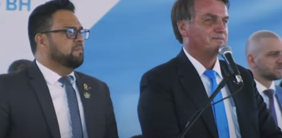 Mulher xinga Bolsonaro em evento; ele diz que quem é de esquerda não tem cérebro; assista