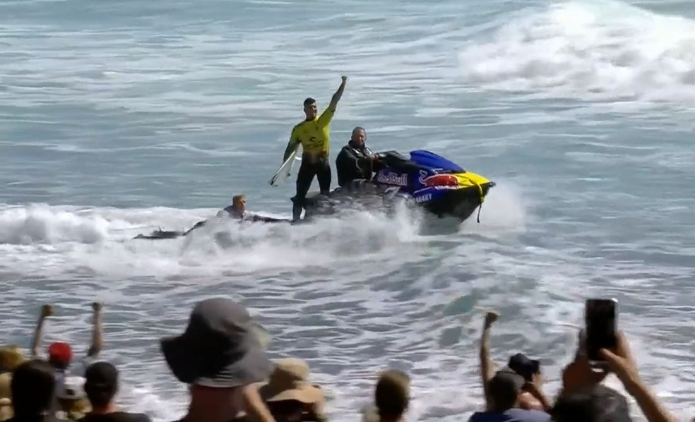 Gabriel Medina é tricampeão mundial