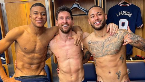 Em foto com três craques, é o calção de Mbappé o protagonista