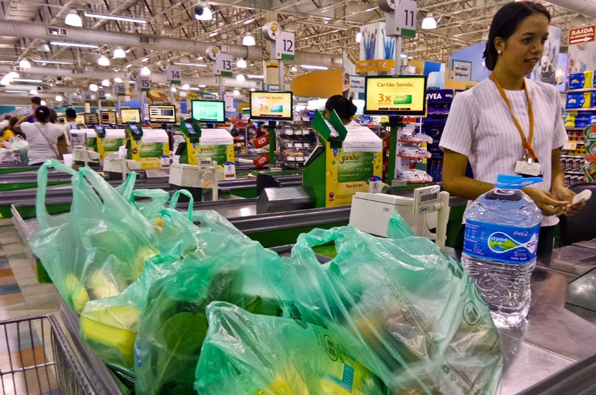 PL quer proibir cobrança de sacolas biodegradáveis e de papel em supermercados no Rio