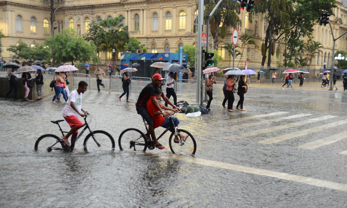 Ruas de cidade no RS ficam alagadas após chover em 2 horas o esperado para todo o mês de novembro